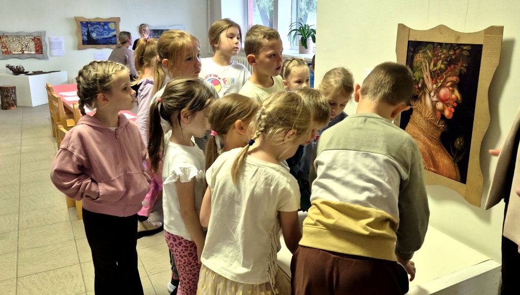 Bērni aplūko mākslas darbu izstādē “Aiztikt atļauts!”