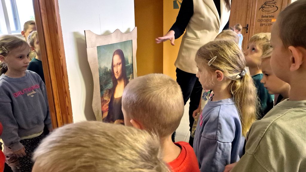 Bērni aplūko Monas Lizas reprodukciju
