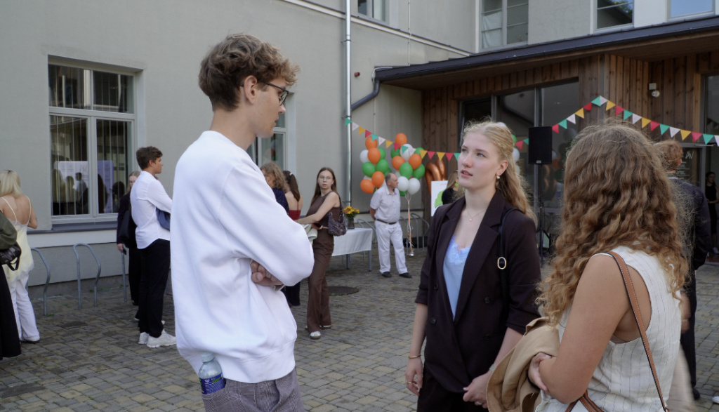 Vidzemes Augstskolas studenti sarunājas studiju gada atklāšanā