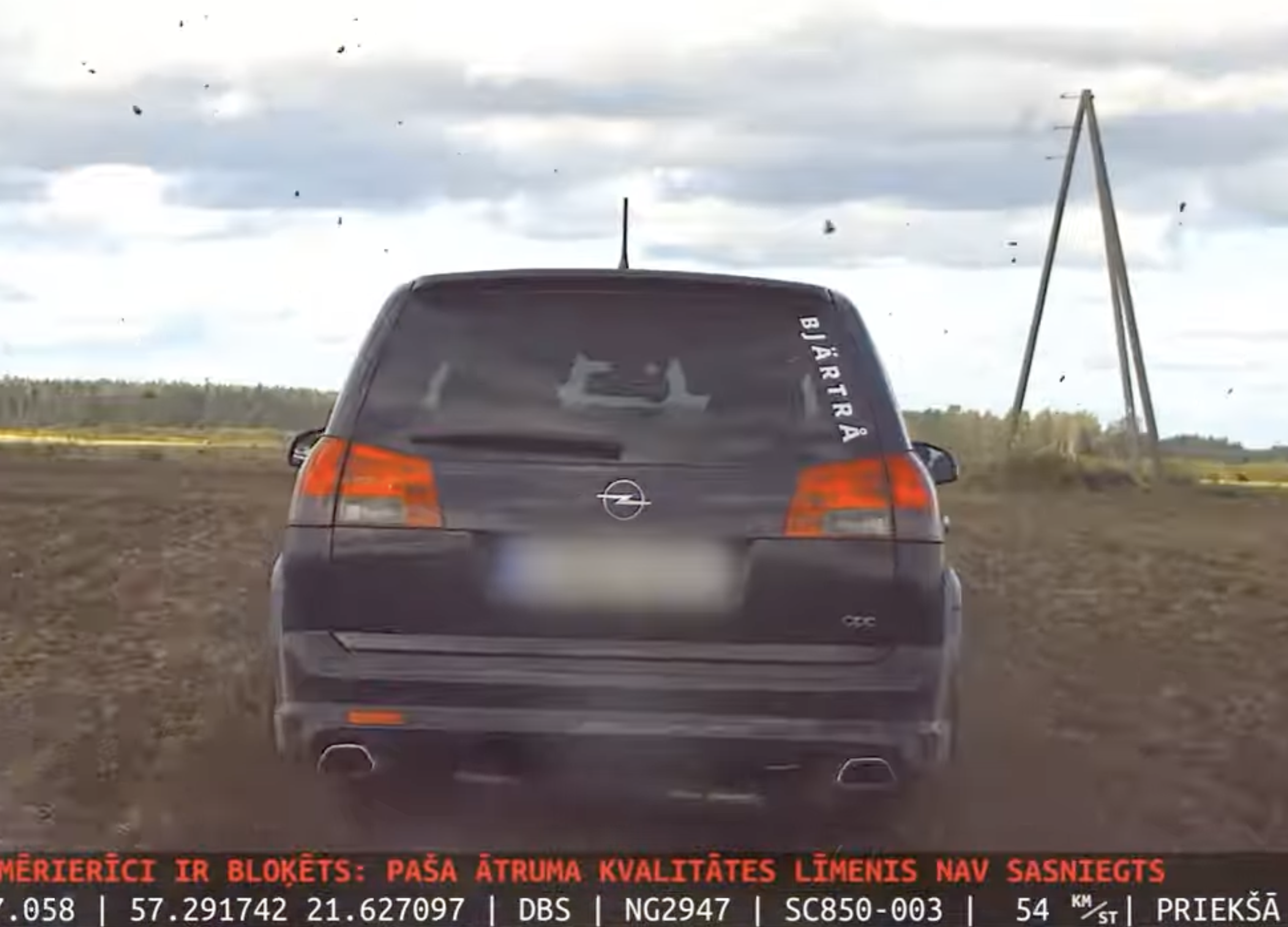 Autovadītājs ar “Opel” bēg no policijas pa lauku Ventspils pusē