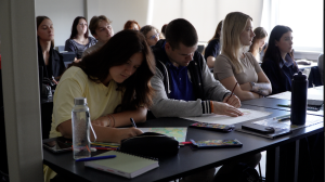 Vidzemes Augstskolas studenti nodarbībā diskutē par sabiedrībā aktuāliem jautājumiem