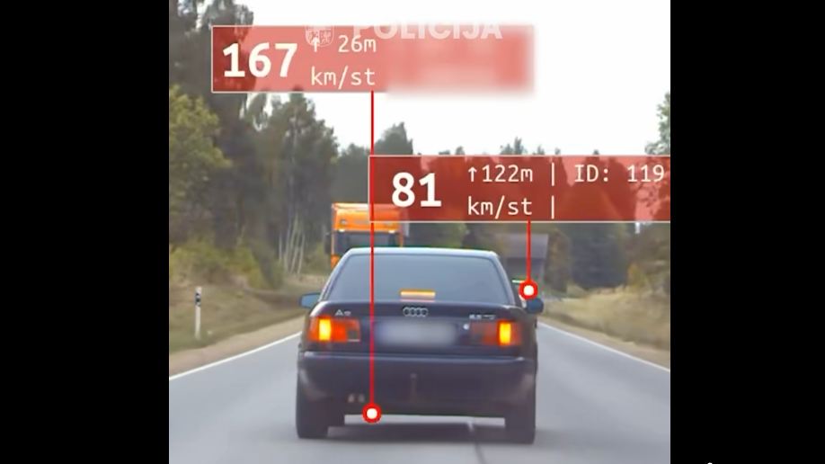 Policijas fiksēta automašīna “Audi” bēgšanas laikā