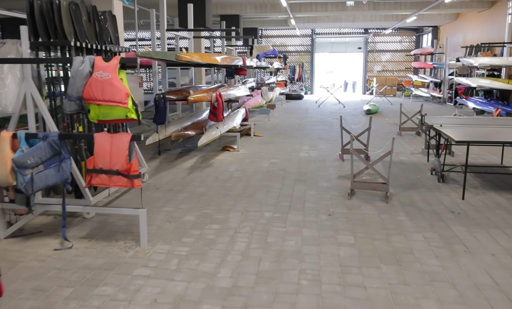 Airēšanas laivas un inventārs sporta bāzē