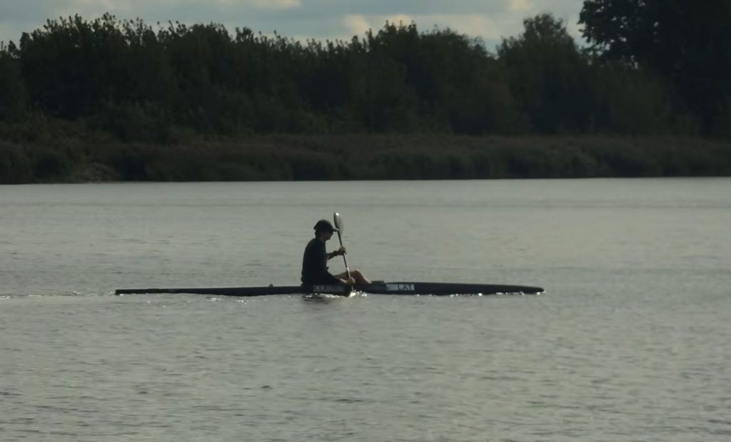 Kanoe airētājs treniņā uz Lielupes