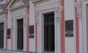 Vēsturisko personību piemiņas plāksnes pie “Academia Petrina” Jelgavā