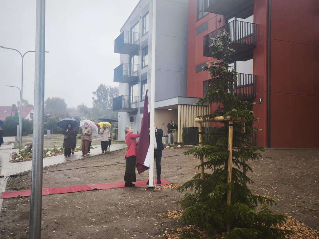 Latvijas karoga pacelšana pie jaunā īres nama Smiltenē