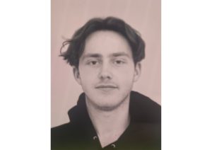 Jauna vīrieša portreta fotogrāfija