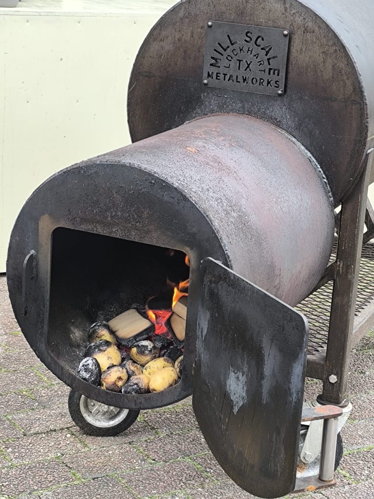 Kartupeļi cepas uz oglēm grila krāsnī