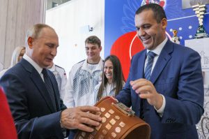 Vladimirs Putins un Umars Kremļevs pasākuma laikā
