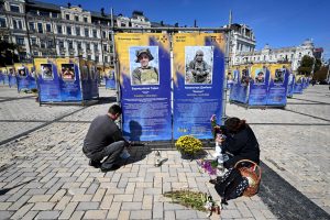 Kritušo Ukrainas karavīru piemiņas stendi Kijivā