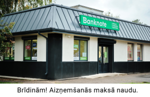 Banknote filiāle ar zīmola izkārtni pie ēkas ieejas