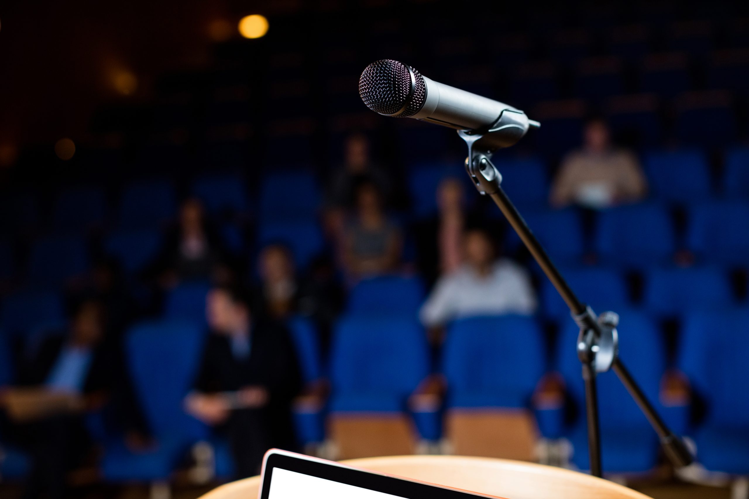 Mikrofons auditorijas priekšā publiskās runas laikā