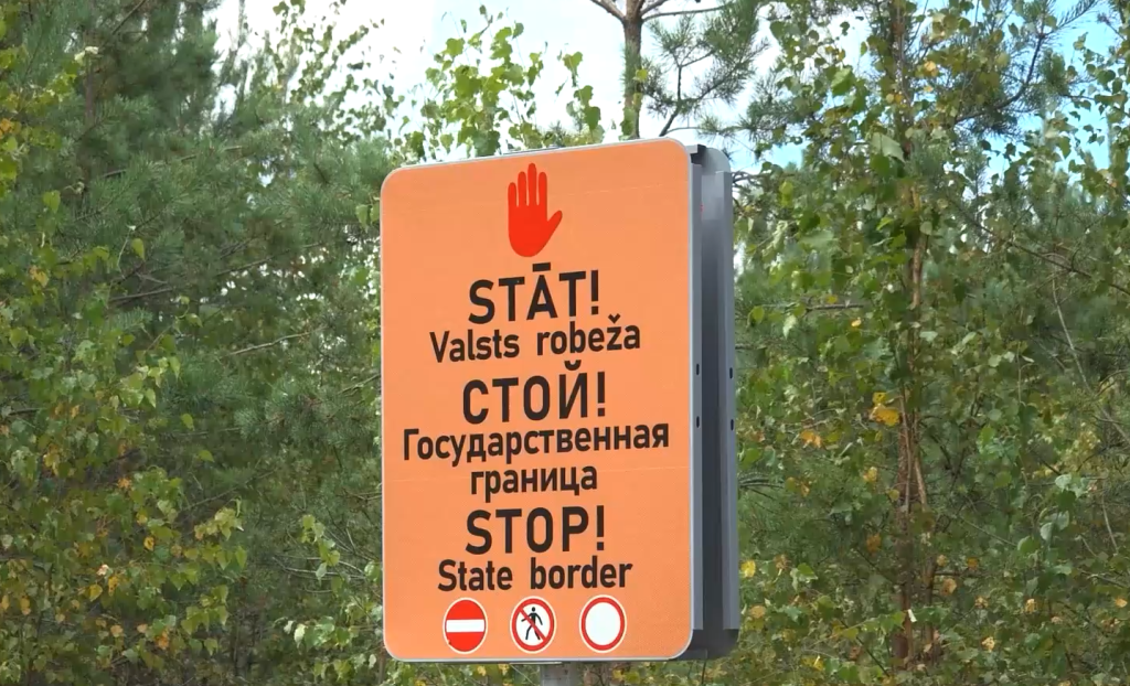 Brīdinājuma zīme pie Latvijas valsts robežas