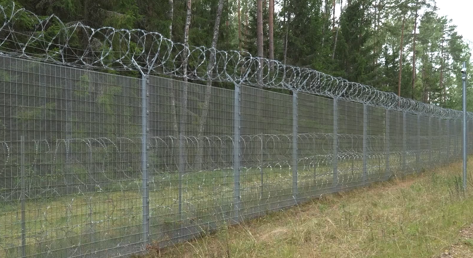 Latvijas–Baltkrievijas robežžogs ar dzeloņstieplēm