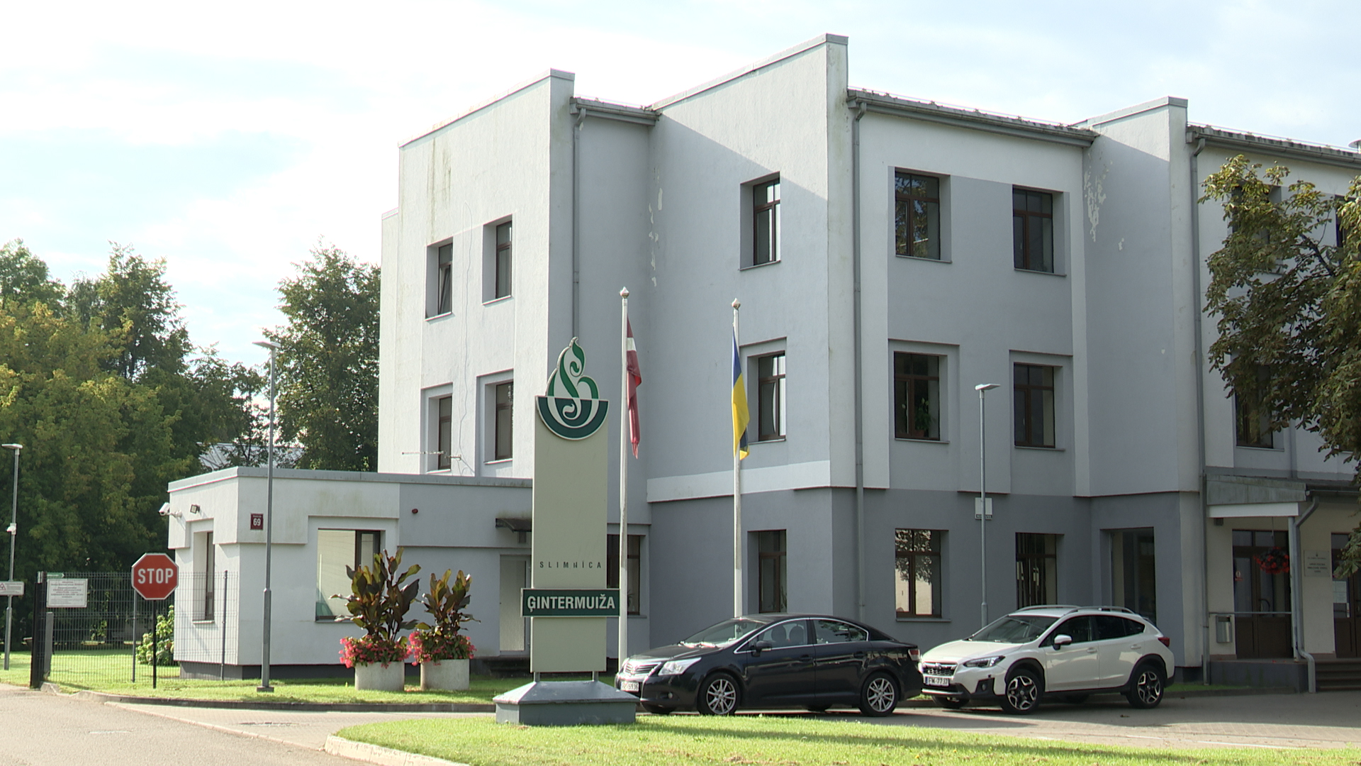 Slimnīcas “Ģintermuiža” ēka un izkārtne Jelgavā