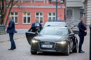 Miesassargi pie automašīnas ar bākugunīm