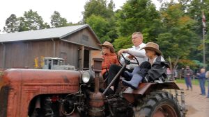 Senais traktors Pļaujas svētkos “Ausekļu dzirnavās” Bauskas novadā