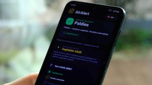 Mobilā lietotne “AirAlert” viedtālruņa ekrānā