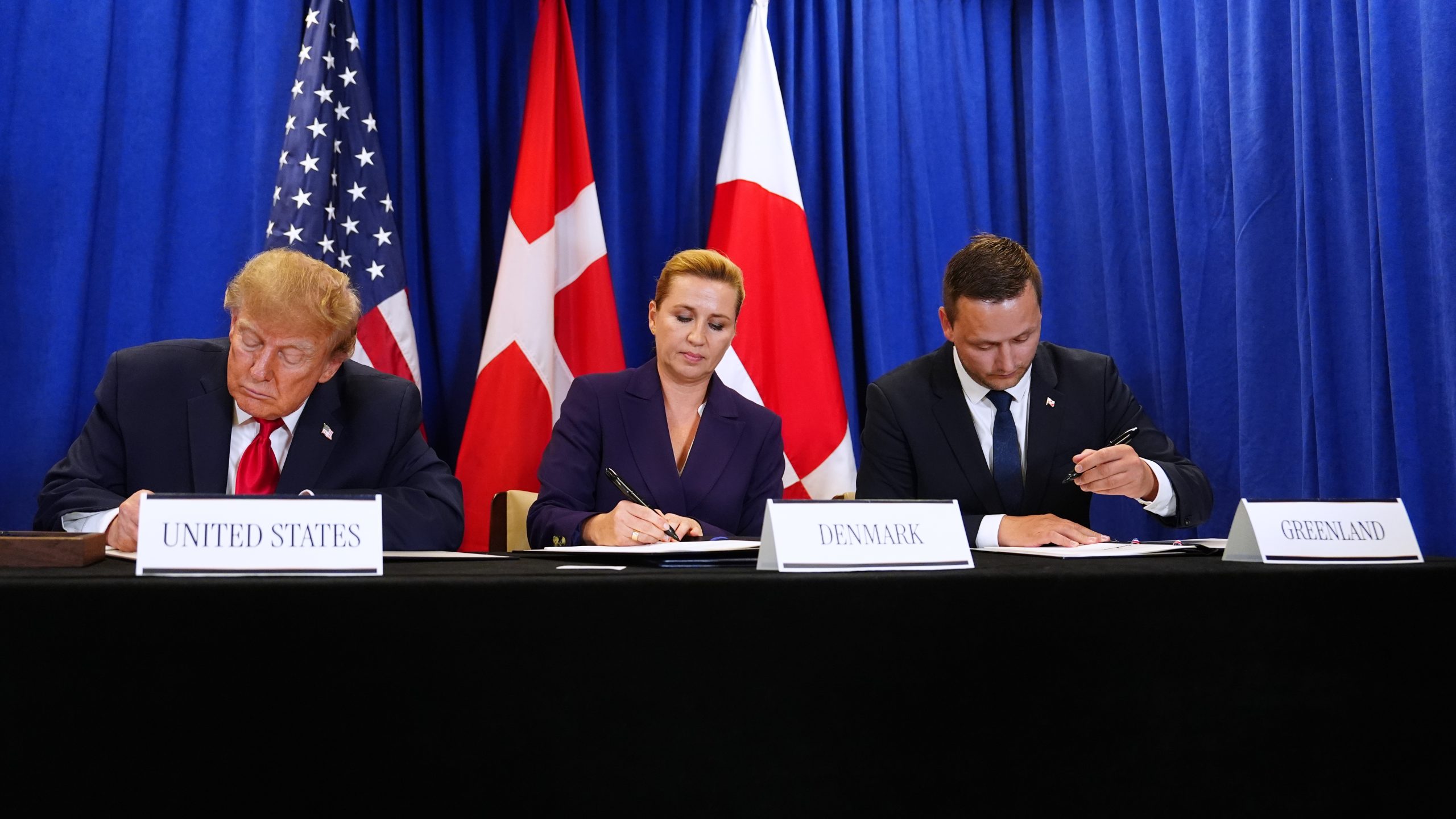 Donalds Tramps, Mete Frederiksena un Jenss Frederiks Nīlsens paraksta drošības vienošanos