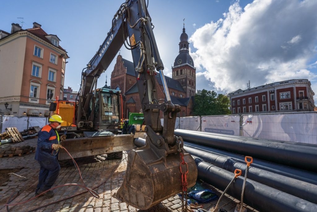 Siltumtrases pārbūves darbi Doma laukumā Rīgā.