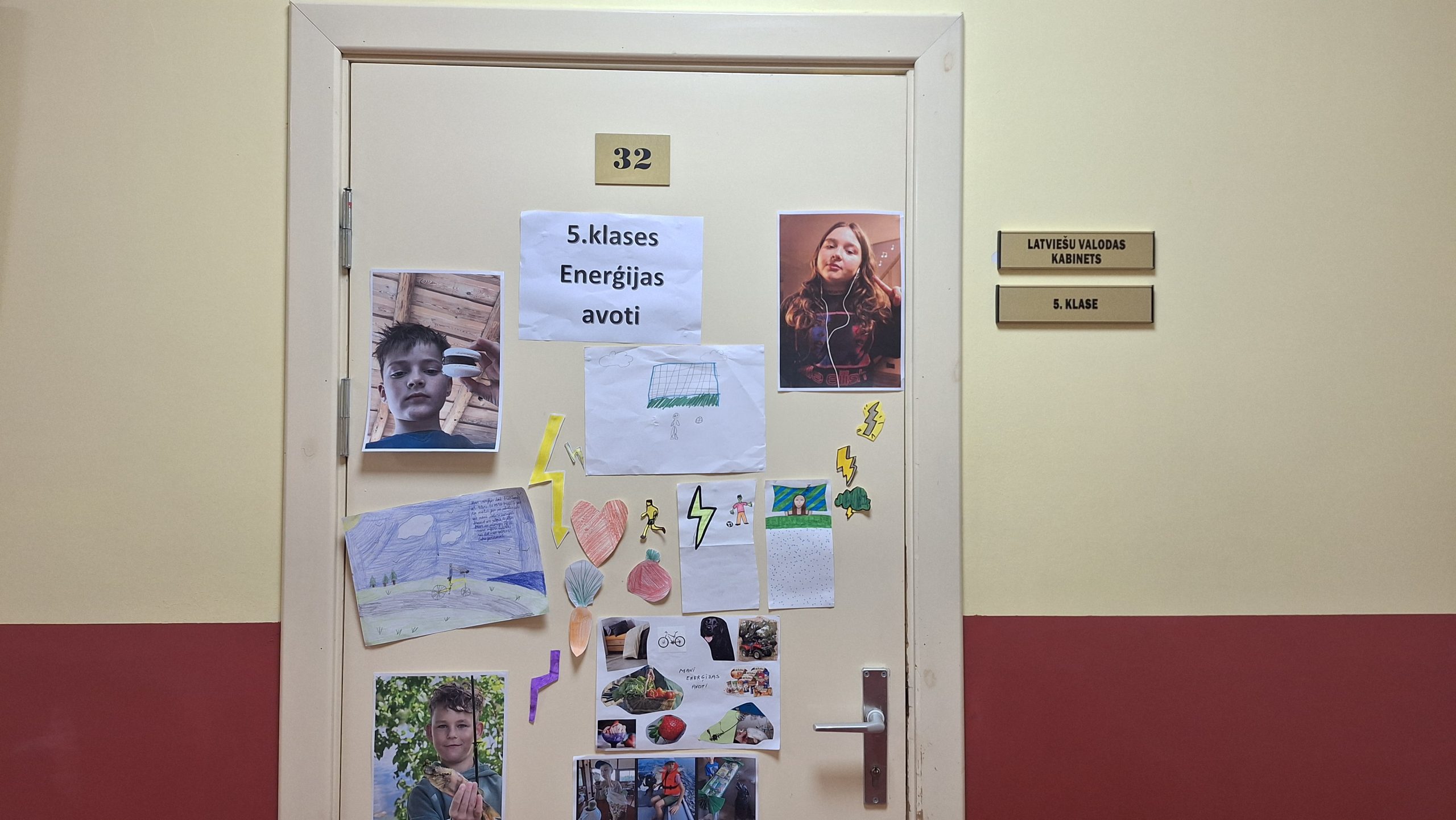 5. klases skolēnu darbi par enerģijas avotiem pie klases durvīm