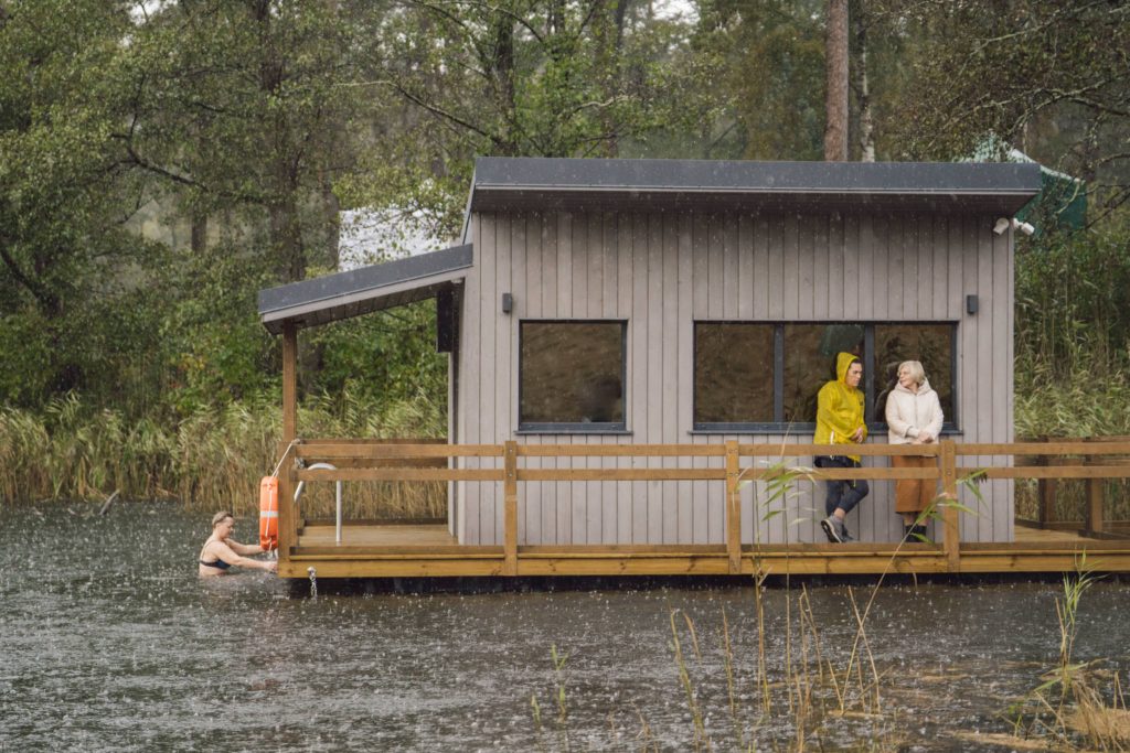 Publiski pieejamā ģērbtuve uz ūdens Liepājas Beberliņu ūdenskrātuvē.