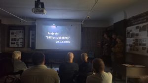 Projekta “Sēlijas Mežabrāļi” prezentācija, kurā apmeklētāji klausās stāstījumā par mežabrāļu vēsturi un darbību Sēlijā.