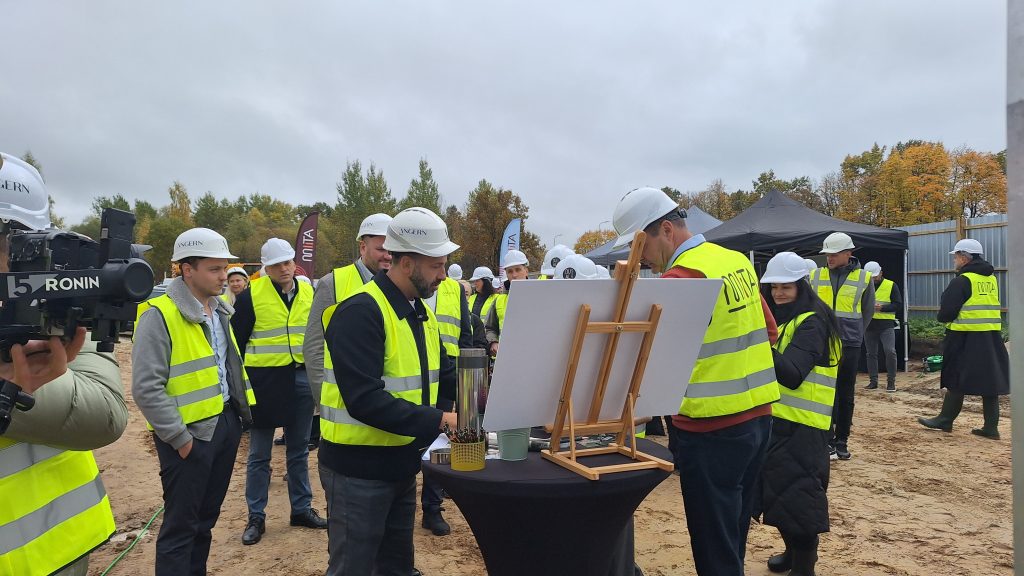 Dzīvojamā kvartāla “Miita” kapsulas iemūrēšanas pasākuma dalībnieki Jelgavā.
