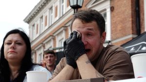 Čili festa” aso piparu ēšanas konkursa dalībnieks Cēsīs ar salveti slauka aci pēc asu piparu nogaršošanas.