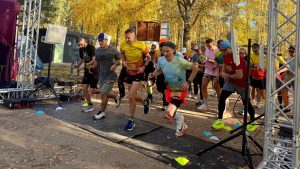Skrējēji startē Backyard Ultra “Lūša pēdās” sprinta sacensībās Jēkabpils Mežaparkā pie Radžu ūdenskrātuves.