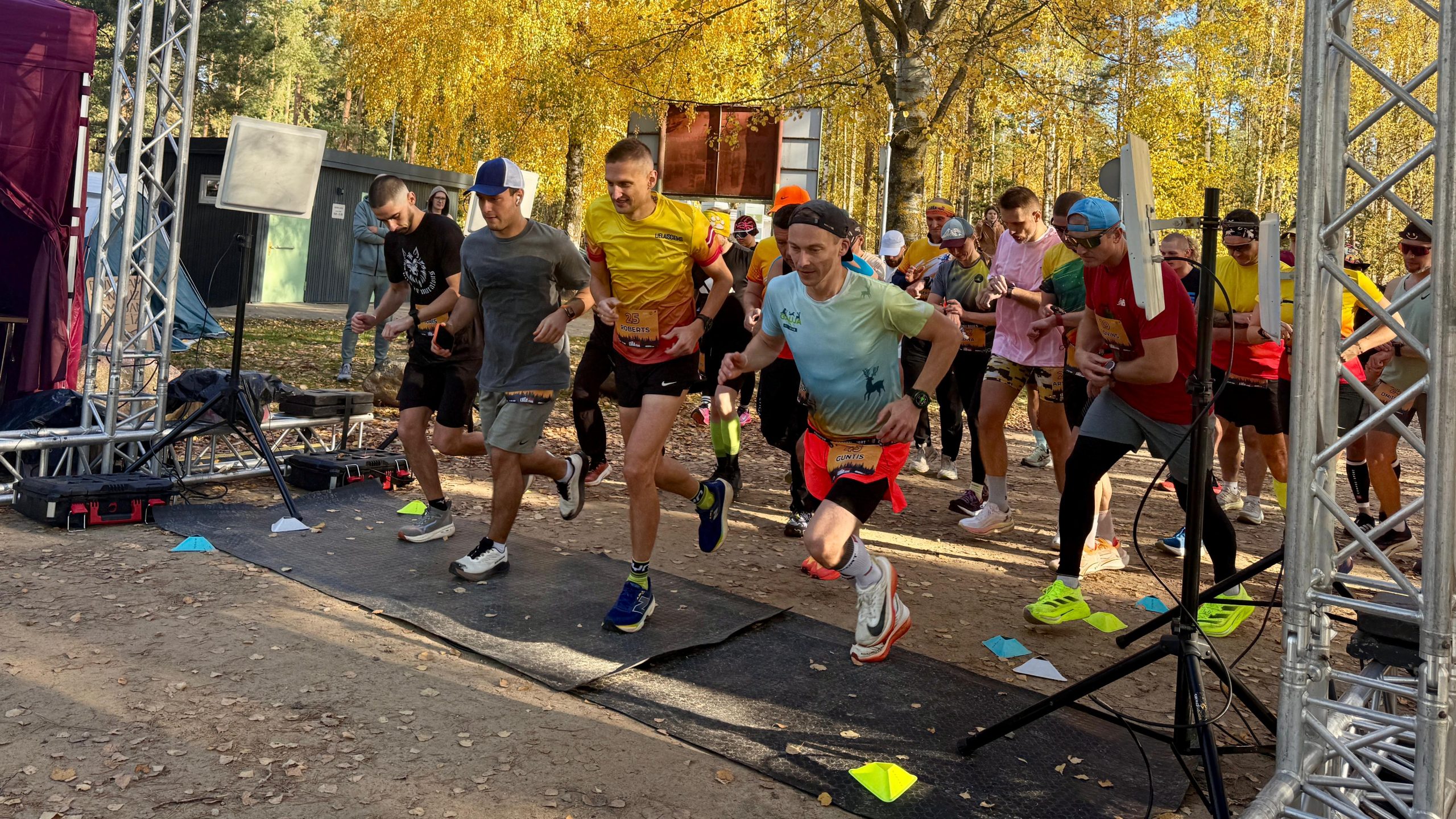 Skrējēji startē Backyard Ultra “Lūša pēdās” sprinta sacensībās Jēkabpils Mežaparkā pie Radžu ūdenskrātuves.