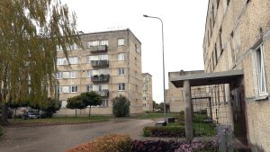 Daudzdzīvokļu dzīvojamās mājas Jēkabpilī rudens laikā, pie ēkām redzams pagalms, koki un apstādījumi.