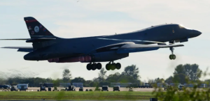 ASV stratēģiskais bumbvedējs B-1 lido virs militārās aviobāzes.
