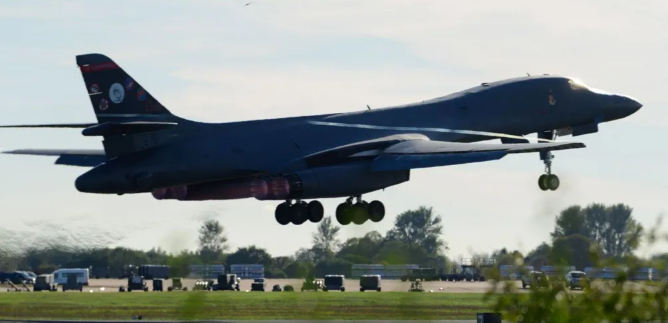 ASV stratēģiskais bumbvedējs B-1 lido virs militārās aviobāzes.