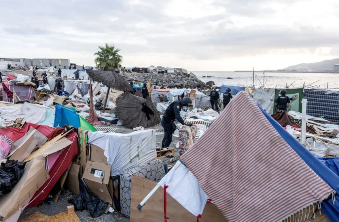 Policisti likvidē improvizētu migrantu nometni piekrastē Seutā