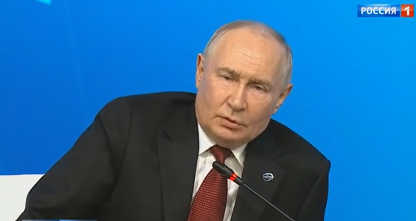 Vladimirs Putins uzstājas pie mikrofona Valdaja foruma laikā.