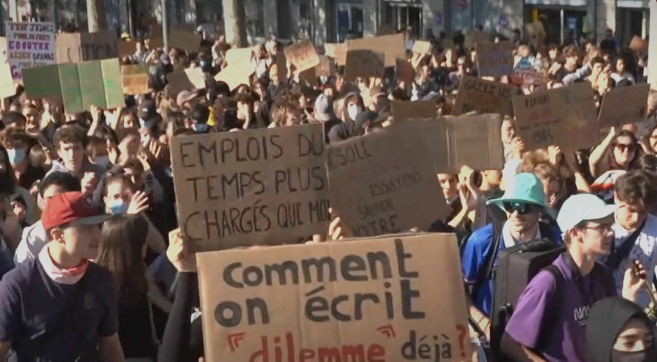 Plašs skolēnu un jauniešu protests Francijā ar plakātiem rokās