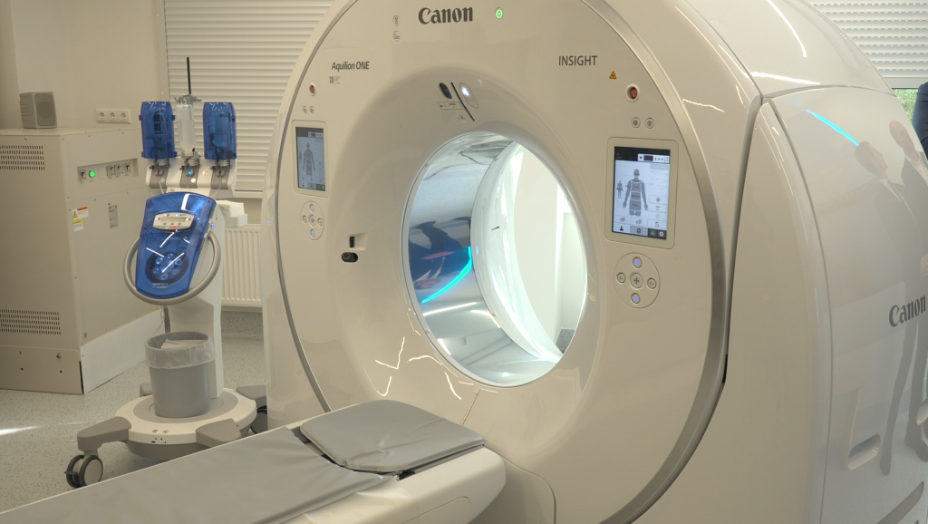 Canon Aquilion ONE INSIGHT datortomogrāfijas iekārta slimnīcas telpā.