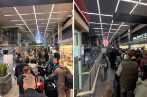 Garas pasažieru rindas ar koferiem Rīgas lidostā tehnisku problēmu dēļ aizkavētas bagāžas pārbaudes laikā.