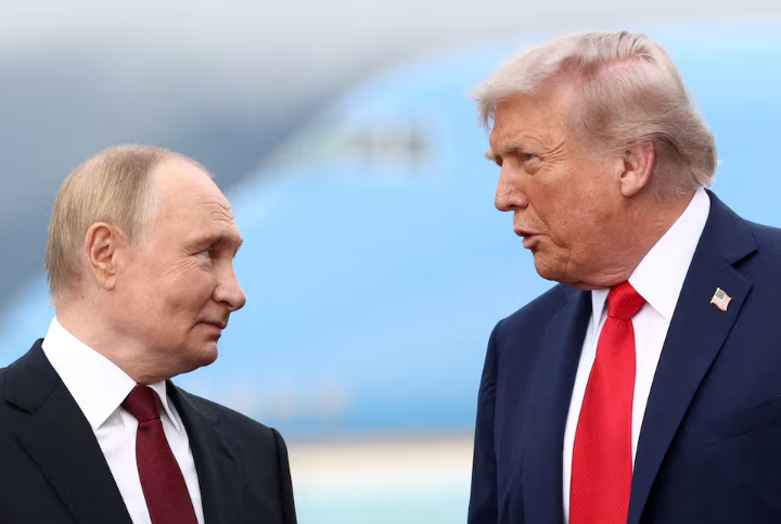 ASV prezidents Donalds Tramps sarunājas ar Krievijas prezidentu Vladimiru Putinu oficiālas tikšanās laikā.