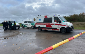 Lietuvas policijas automašīnas un neatliekamās medicīniskās palīdzības transports norobežotā ceļa posmā pēc drona incidenta Lietuvas ziemeļos.