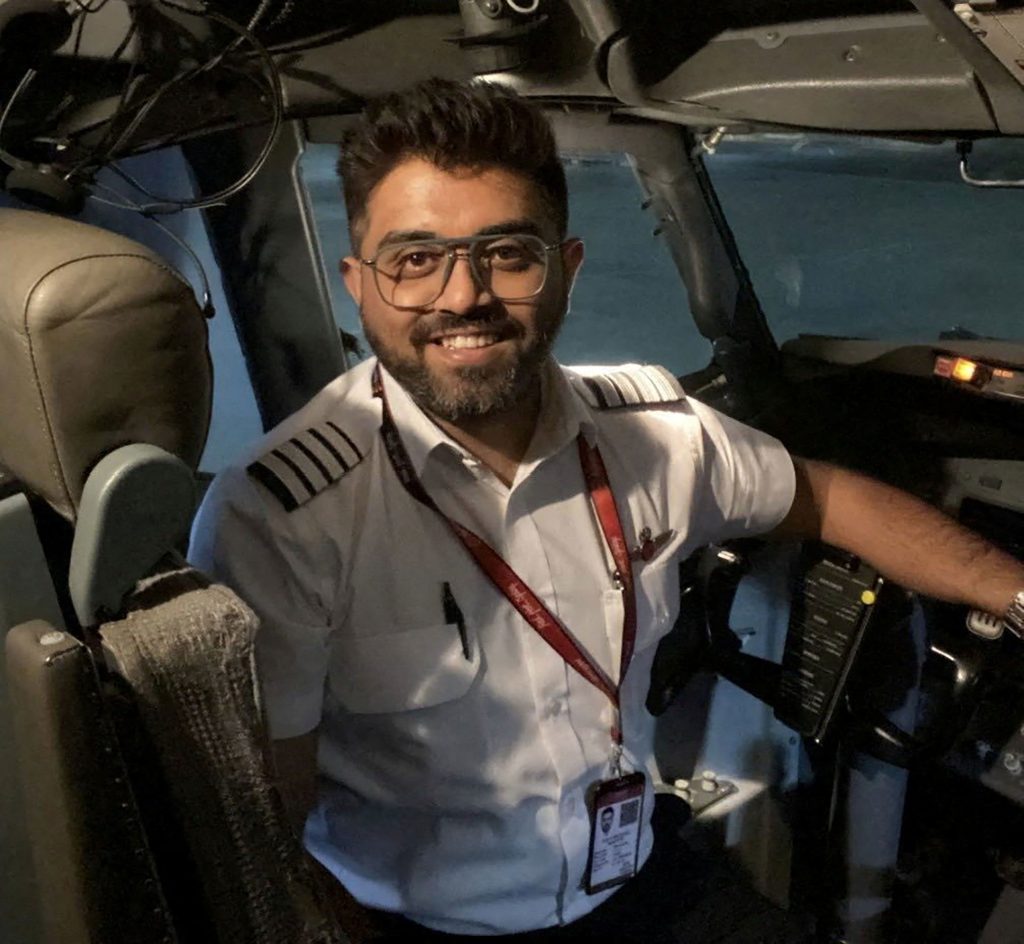 “Flydubai” pilots Smits Mačhars lidmašīnas pilota kabīnē.