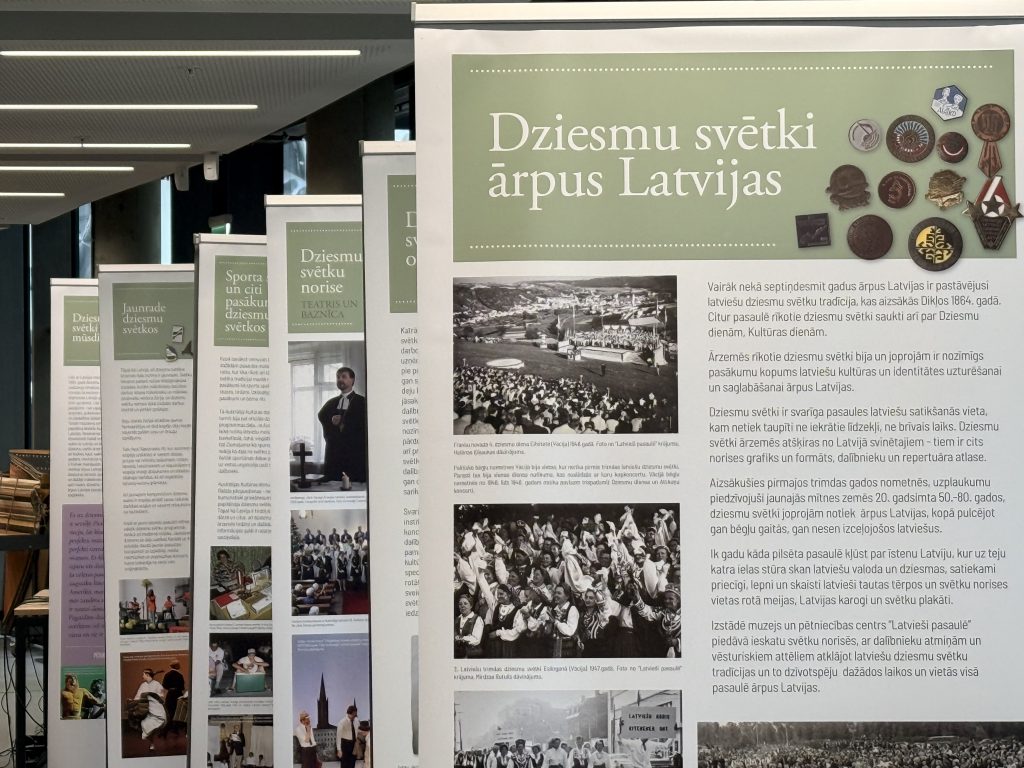Izstādes “Dziesmu svētki ārpus Latvijas” informatīvie stendi ar vēsturiskām fotogrāfijām un aprakstiem.