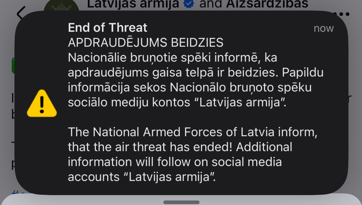 Šūnu apraides paziņojums mobilajā telefonā par gaisa apdraudējuma beigām Latvijā, ko izplatījuši Nacionālie bruņotie spēki.