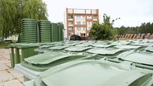 Zaļie atkritumu konteineri pie daudzdzīvokļu mājas