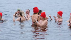 Mārupes aukstumpeldētāji jeb „ronīši” peldas vēsā ūdenī, gatavojoties jaunajai ziemas peldēšanas sezonai.