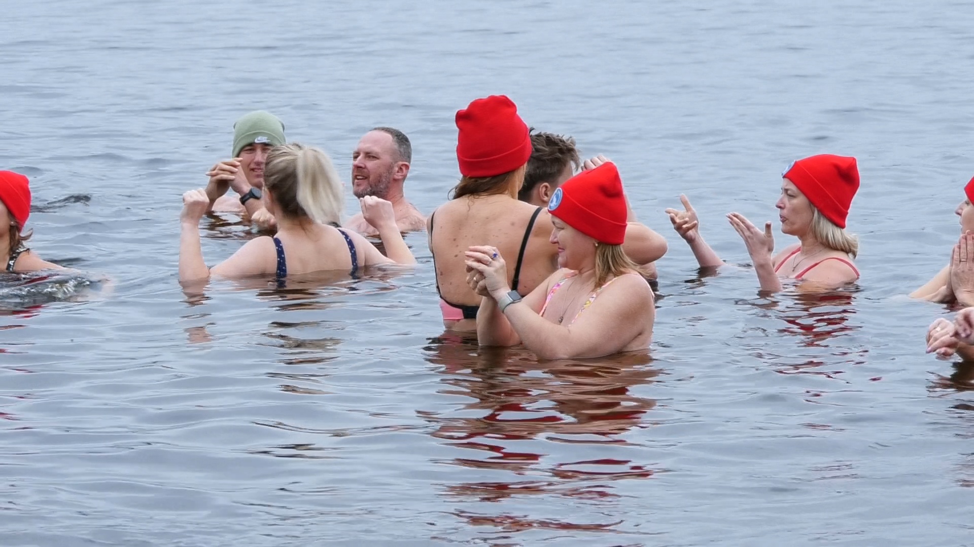 Mārupes aukstumpeldētāji jeb „ronīši” peldas vēsā ūdenī, gatavojoties jaunajai ziemas peldēšanas sezonai.