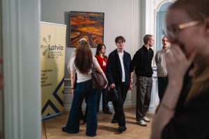Latviešu jaunieši Latvijas vēstniecībā Hāgā diskusijā par vēlēšanām un Latvijas nākotni.