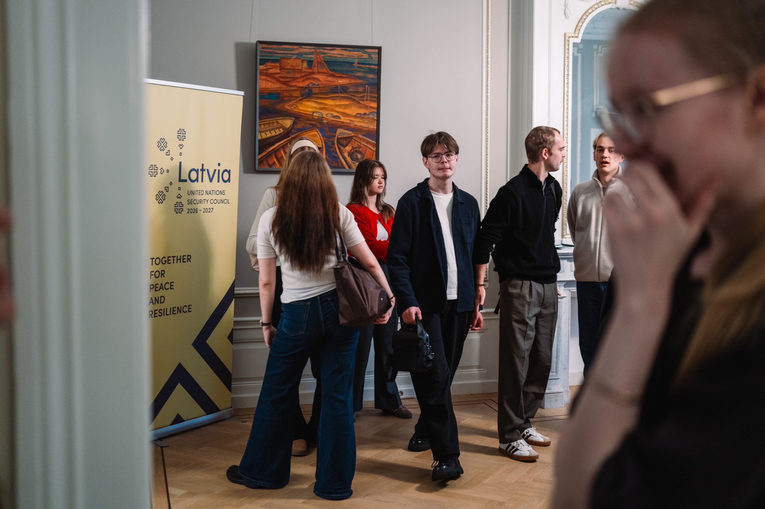 Latviešu jaunieši Latvijas vēstniecībā Hāgā diskusijā par vēlēšanām un Latvijas nākotni.