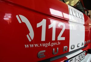 Rīgā glābēji no upes izvilkuši vieglo automašīnu ar piekabi. Tā zem ūdens atradās aptuveni sešu metru attālumā no krasta.